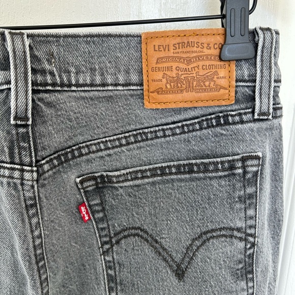 Levi’s Premium Wedgie Straight Black Distressed Raw Hem Jeans - Picture 4 of 4